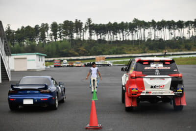 せっかくだから、とトヨタ・フォーチュナーvsマツダRX-7（FD3S）との加速対決が始まった