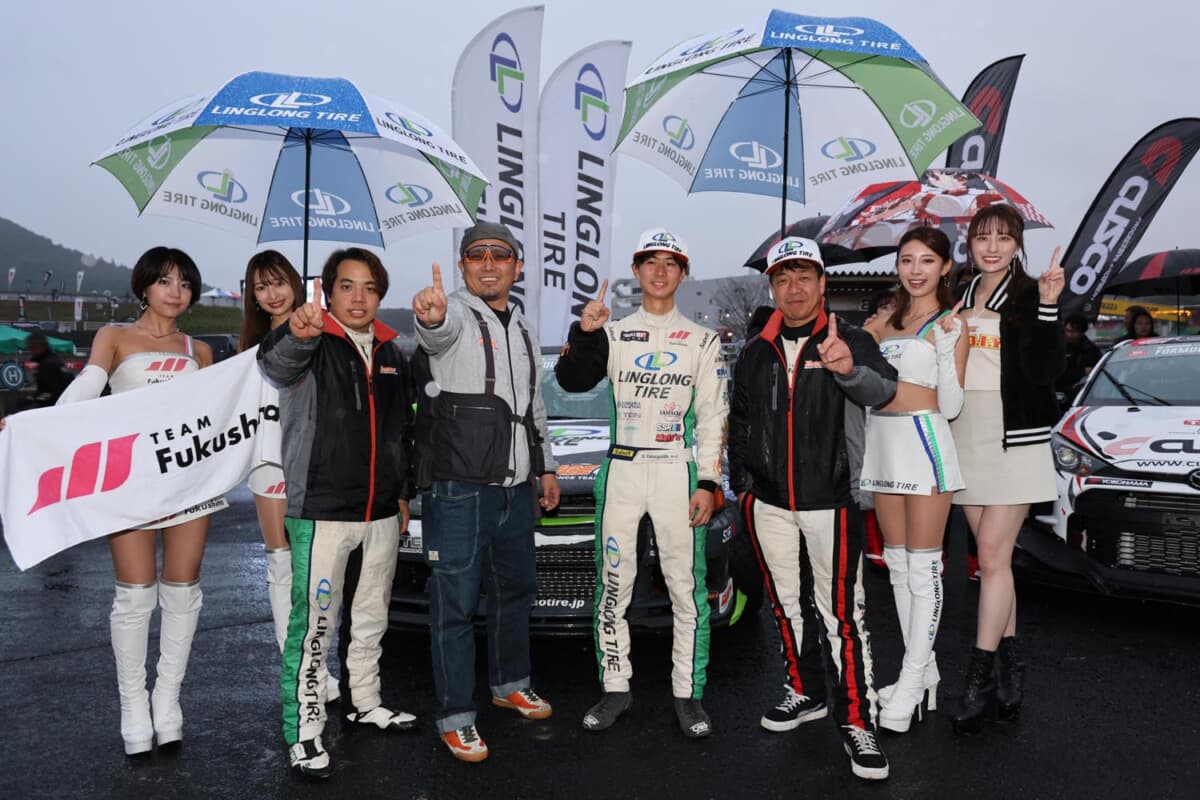 優勝したKANTAとチーム（LINGLONG TIRE DRIFT Team ORANGE）の仲間たち