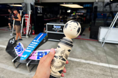 アルピーヌF1チームのピットに来たこけし