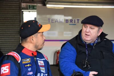 2023年3月に渡英し「TEAM BRIT」のレースを視察したうえで今回の参戦を決めた青木選手。デイブ・プレーヤー・チームオーナーと今後についても話を重ねている