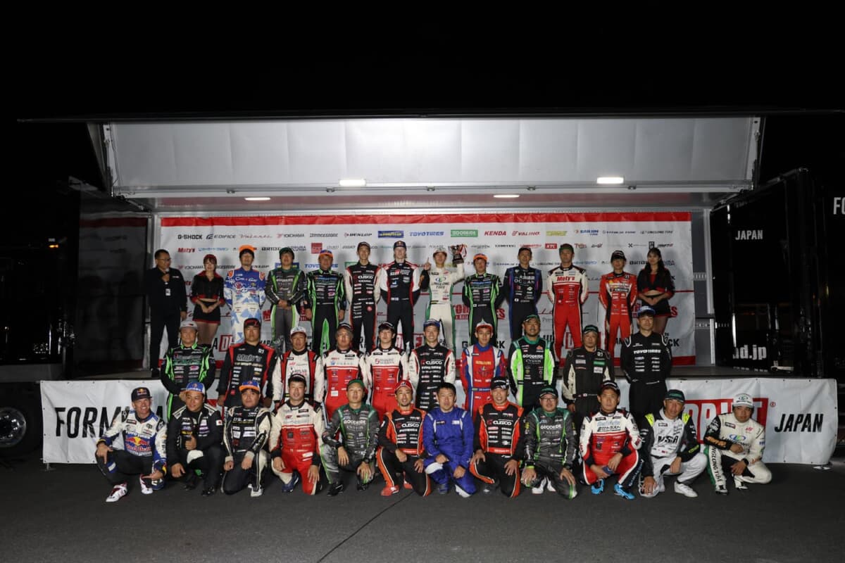 予選終了後に行われた、トップ32表彰式。単走優勝はKANTA（上段中央）、その左隣には単走2位のカッレ・ロバンペラ