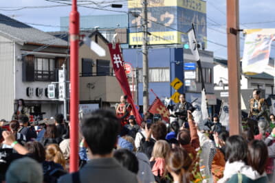 北川景子さん、板垣李光人さん、山田裕貴さん、杉野遥亮さんが行列に登場すると大きな歓声が上がった