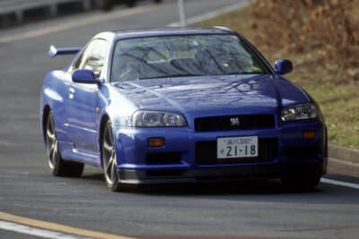 R34GT-Rのイメージカラーは鮮やかなベイサイドブルー