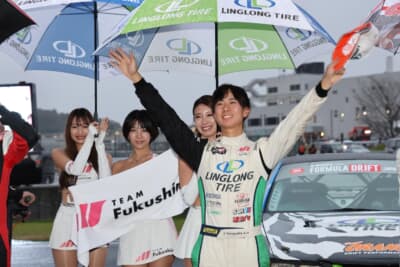 優勝したKANTAは、優勝コールで喜びの表情