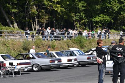 当時流行ったスーパーホワイトをまとった車両が多く参加していた