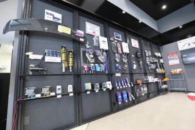 壁面には、GR Garage豊田元町がオススメするパーツ展示が行われている