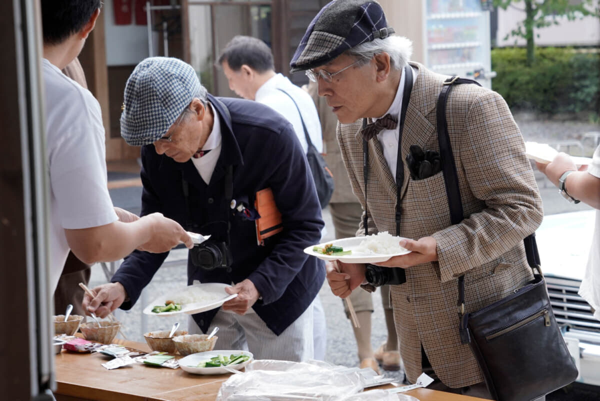 スタート地点の皆野ヤマブ味噌工場では、味噌汁とお漬物などが振る舞われた