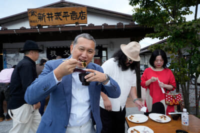 味噌汁とお漬物など地域色のある朝食に舌鼓を打つエントラント