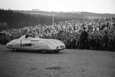 1949年11月29日にザクセンリンクのレースに出場したBMW S1（Photo: public domain）