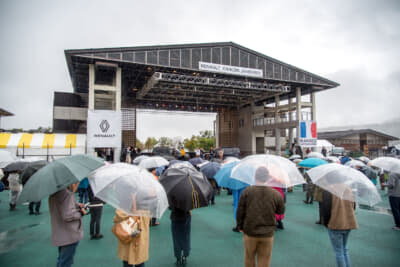 ステージでの式典中はあいにくの雨