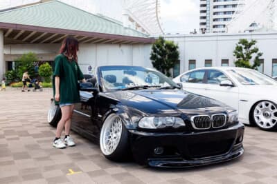 会場まで、この1998年式BMW 330Ciをドライブしてきた、かえでさん