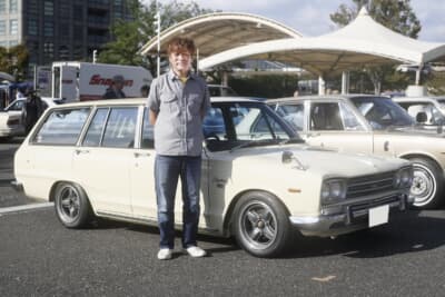 1969年式日産「スカイラインバン」と、オーナーの古宮征己さん。プロのディテイラー（磨きなど）として活躍している