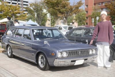 1973年式日産セドリックバンと、オーナーの畠中進之助さん。1994年生まれの畠中さんとは21歳差