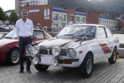 1975年（昭和50年）式三菱「ランサー1600GSR」とオーナーの牧野浩一さん。見るからにラリー仕様の外観は、会場内で目立っていた