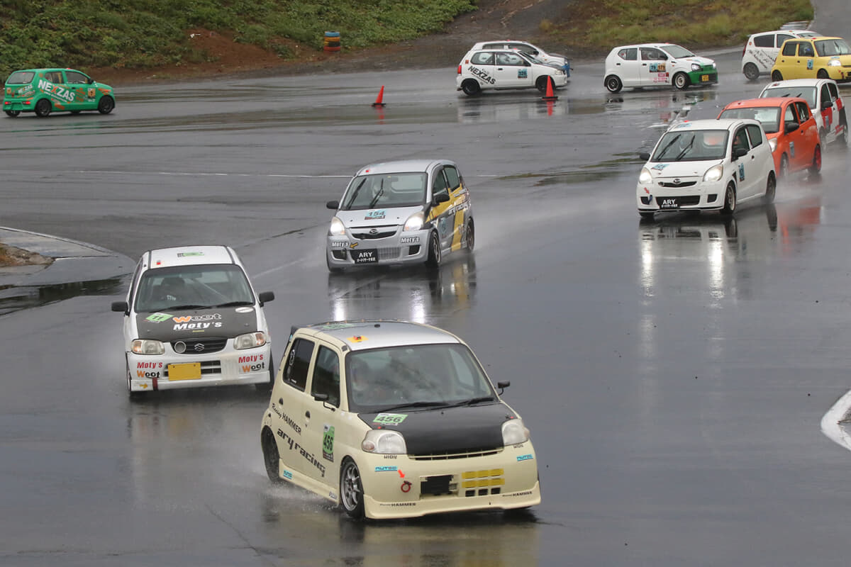 路面は終日ヘビーウェットだった。しかし他車を巻き込むようなアクシデントは皆無で、参加者のレベルとマナー向上が伺える