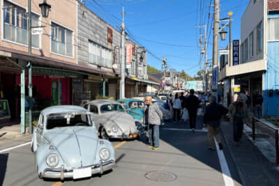 江戸崎の商店街に並んだクラシック・フォルクスワーゲン