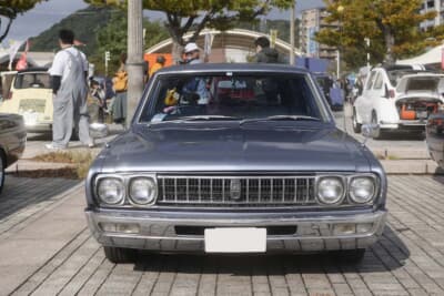 1971年に3代目セドリック（230型）として登場。丸目2灯は1973年までの前期型