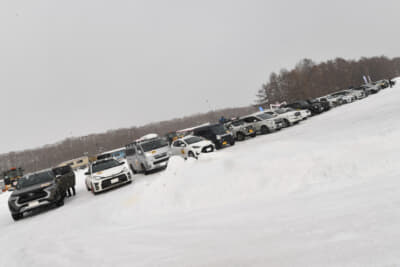 本格的なクロカン車両やSUVからハイエースや軽バンまで実にさまざま