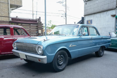 1962年式フォード ファルコン。マスタングと共通のプラットフォームを持つこの時代の代表的なサルーンカーだ