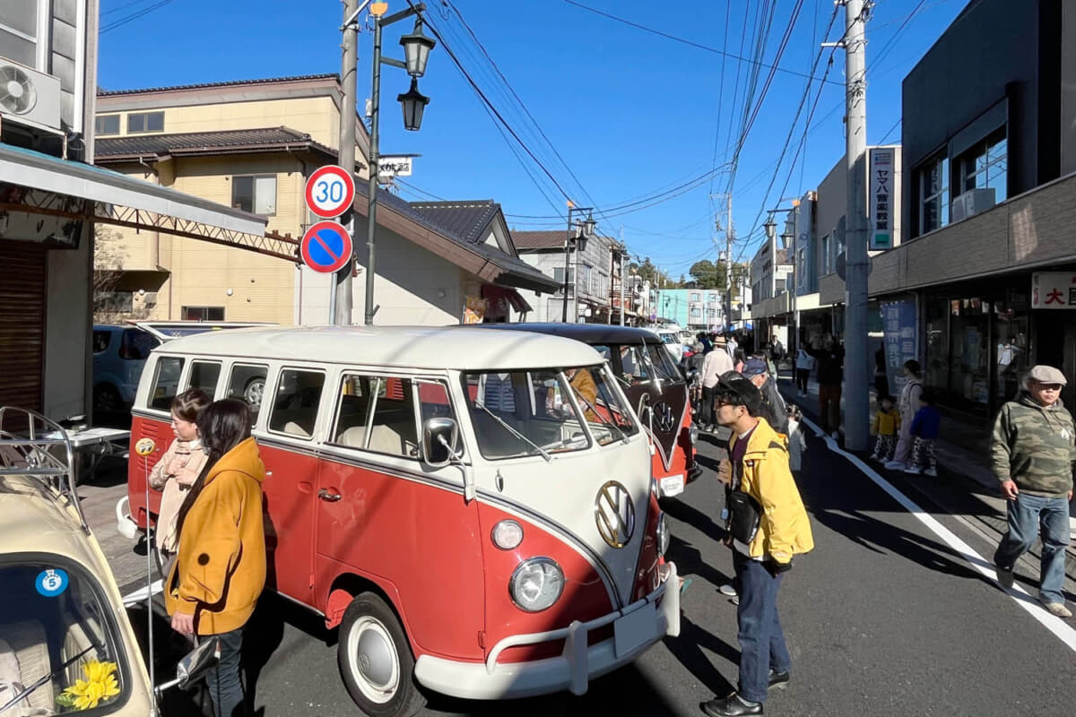 江戸崎の商店街に並んだクラシック・フォルクスワーゲン