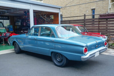 リアからの眺めで特徴的なのは丸テール。日本のクルマにも影響を与えたデザインである