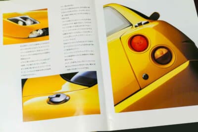 テールランプ＆ウインカー、アルミ製フィラーキャップなど、どこをとっても個性を主張するディテールで構成されていた