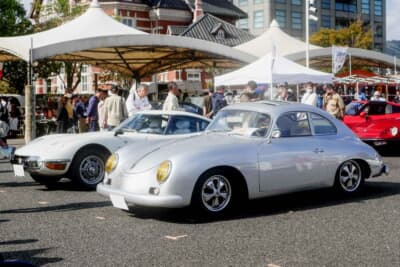 中央広場には協力スポンサーやブース出展社の展示がメイン。ポルシェ「356」やトヨタ「2000GT」など珠玉のクラシックカーが並んだ