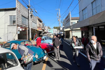 江戸崎の商店街に並んだクラシック・フォルクスワーゲン