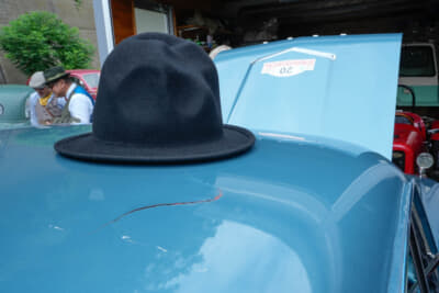 早くも塗装のひび割れが見えるルーフ。元色は赤だったのが分かる