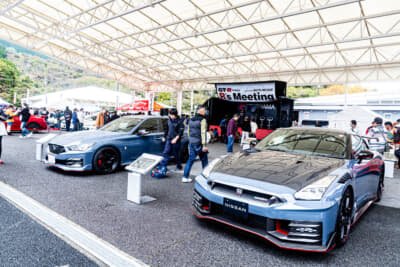 ステージ前にも、ニスモのR35 GT-Rなどが展示された