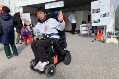 実際にこの場で体験ができるもののひとつ、Humoniiの半自動車いす。実際に座ってキャリブレーションを取ってから、体重移動での操作が可能となる