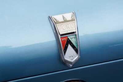 リアのトランクリッドに付くエンブレムの状態は良好。細かいパーツが綺麗だと安定感がある