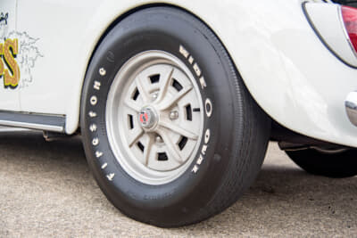 リアタイヤはホワイトレター入りのFirestone WIDE OVALでサイズはF70-15