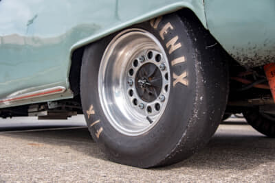 リアはウェルドレーシング製ホイールに7インチスリックタイヤという組み合わせ