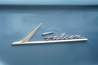 フェンダーに付く車名のバッジの状態も良好