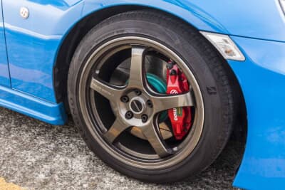 ホイールの隙間から見えるBREMBO製キャリパーはブラックパッケージの標準装備