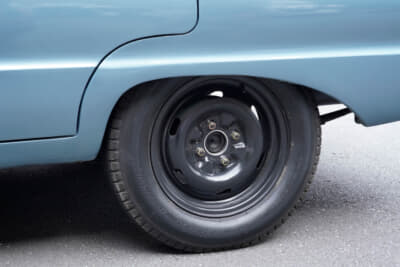 少しローダウンして履かせているのはバイアスレーシングタイヤ、ダンロップCR65だ