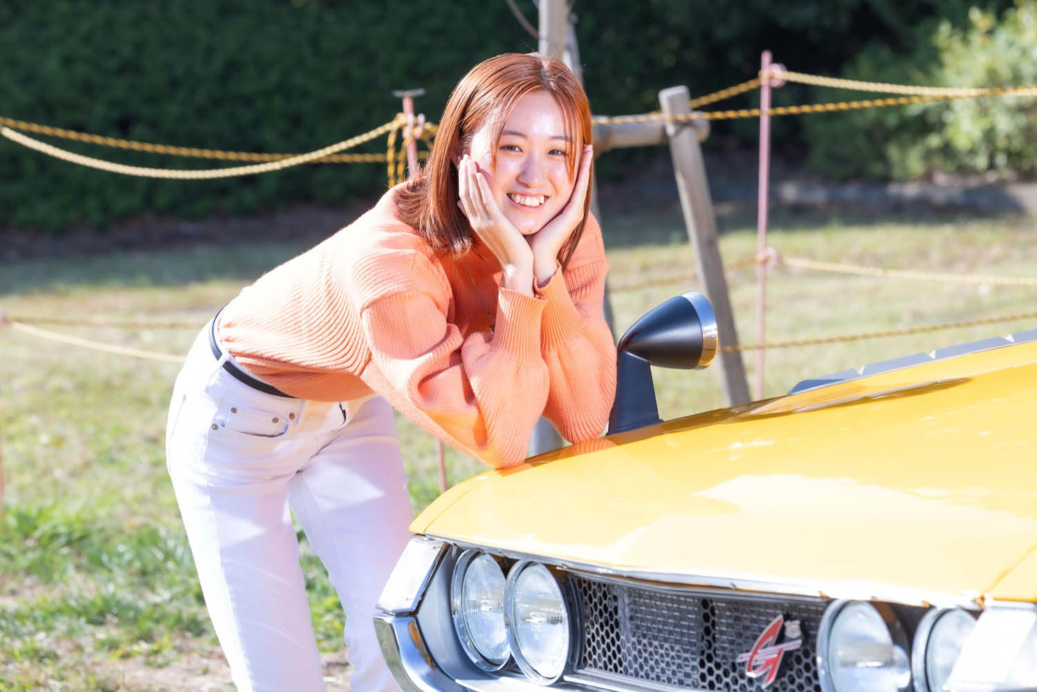 19歳女子レーサーがトヨタ初代「セリカ」に乗ってみた!「機械と 19歳女子レーサーがトヨタ初代「セリカ」に乗ってみた!「機械と