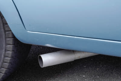 サイド出しマフラーは、過去にC3コルベットやボルボP1800にも施した諏訪さんお気に入りのモデファイ