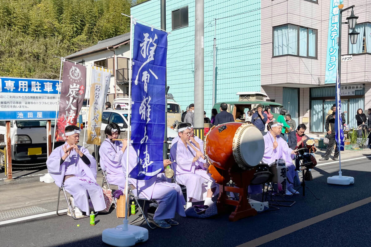 地元のお囃子パフォーマンスも