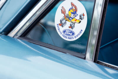 リアのクオーターウインドウに貼られた当時物のステッカー。コピーでの制作ではない本物が雰囲気を引き締める