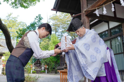 出発前に皆野椋神社での交通安全祈願で、気が引き締まったという江川さん