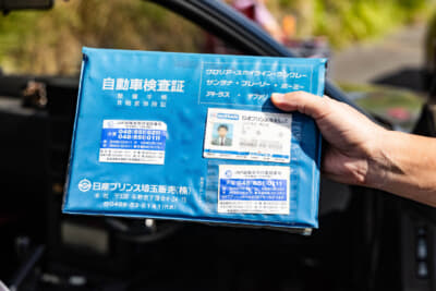 新車購入時のディーラー担当者の名刺も残っている