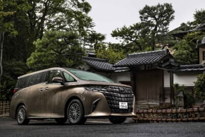 2023年6月に発表された4世代目（ヴェルファイアは3世代目）。“高級サルーン”として基本性能を向上させつつ、「快適な移動の幸せ」を追求すべく内外装や室内空間、使い勝手などが改良されている