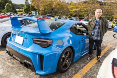 オーナーの尾内さん。この愛車でサーキット走行も楽しんでいるそうだ