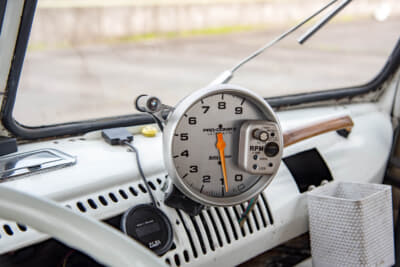 AUTOMETER製タコメーターを見やすい位置に装着