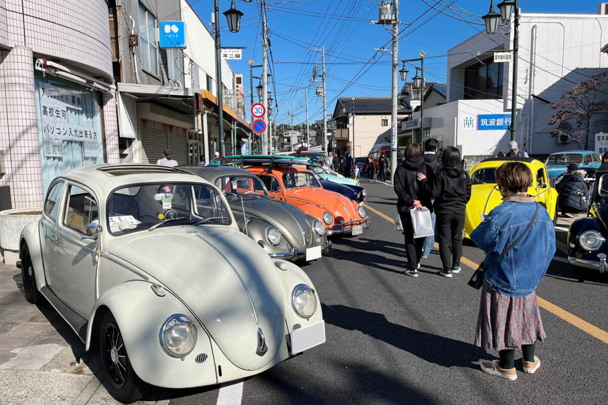 江戸崎の商店街に並んだクラシック・フォルクスワーゲン