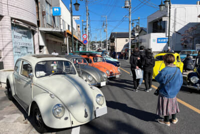 江戸崎の商店街に並んだクラシック・フォルクスワーゲン