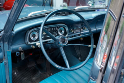 シンメトリーなインパネはフォード特有の共通点。クルマの年齢を感じさせる所々クラックの入った、か細いスポークのステアリングホイール