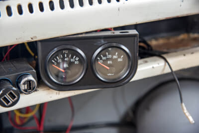 ダッシュ下部には油圧計と油温計